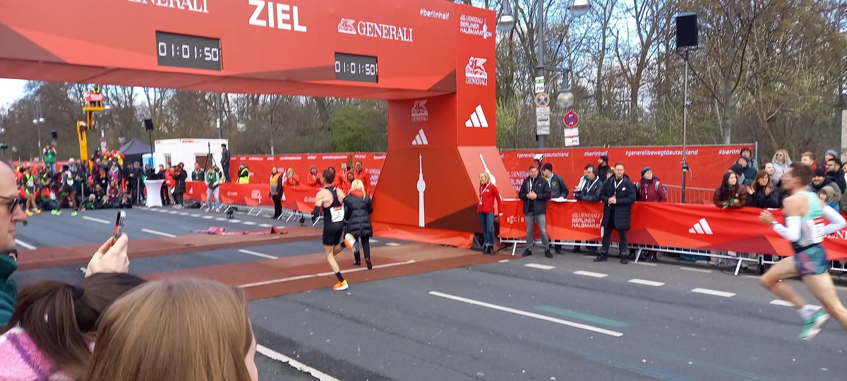 EhrlichRalph's tweet photo. Berlin ist am laufen beim #generalihalbmaraton , auch Dank der vielen Ehrenamtlichen. Berlin ist und bleibt die Sportmetropole.
#BerlinHalfMarathon #berlin #running @IrisSpranger #sport https://t.co/v99n6HAa0n