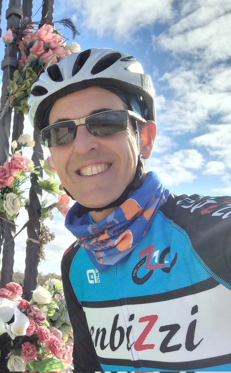 javier_capape's tweet photo. Luciendo regalo del @GeografosAragon en mi salida a la Dorleta de esta mañana.
Gracias @Galactero 🙂 🚴♂️ https://t.co/lITZZppcMU