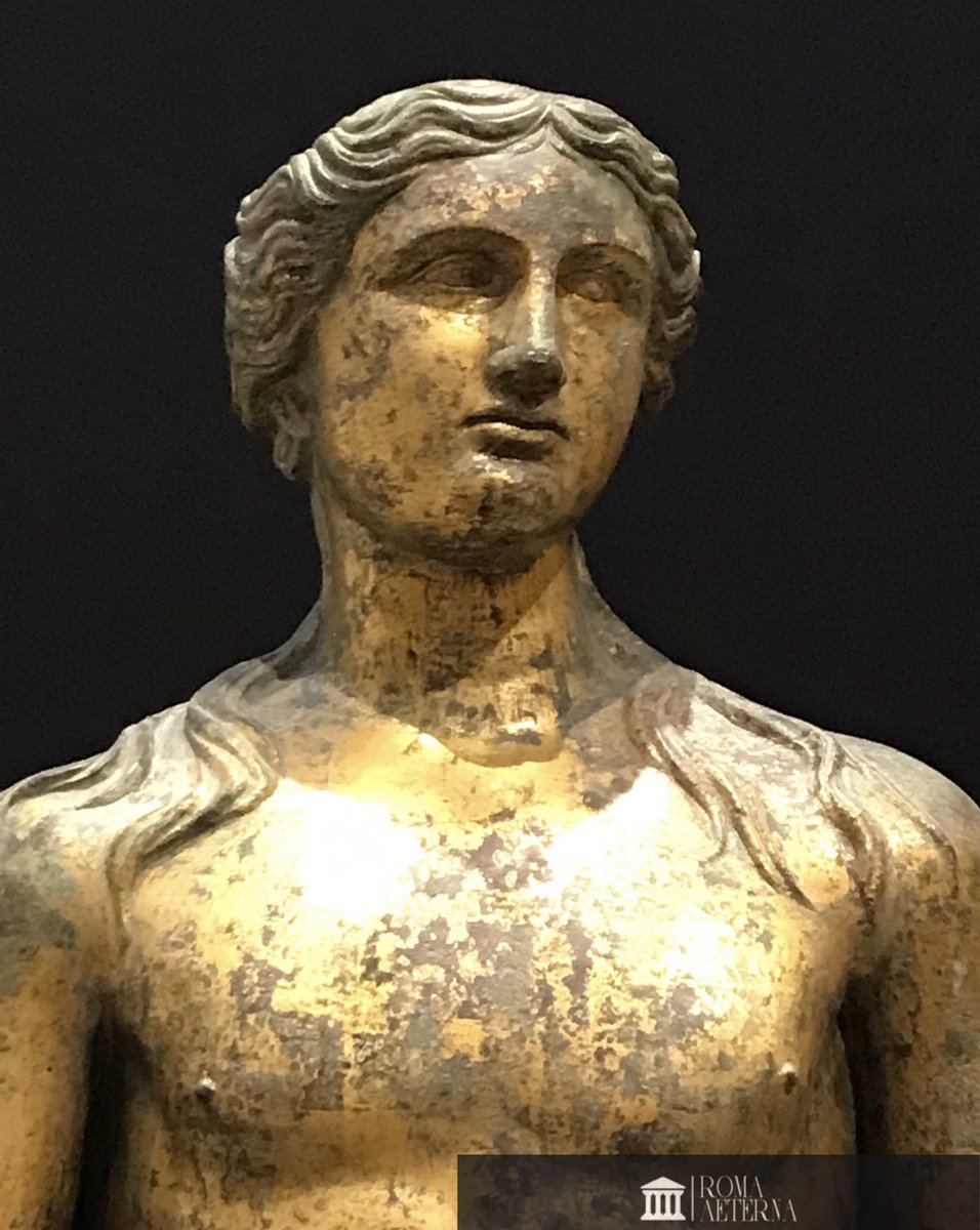 Statue d’Apollon retrouvée à #Lillebonne dans la Seine-Maritime près du théâtre en 1823. Appartenant aux collections du #Louvre, la sculpture a été présentée dans l’exposition « Rome : la cité et l’Empire » au @MuseeLouvreLens.
 #LouvreLens #ExpoRomeLL