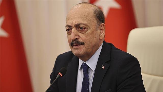 ogretmenlersyfs's tweet photo. Çalışma Bakanı: 
ÖĞRETMEN MAAŞLARI 20 BİNİN ÜZERİNDE!
 ''Biz de hizmetli diye bilinen kadro en düşük maaşlı kadrodur. Yaklaşık 11.900 lira. Şimdi bu insanlar yukarıya doğru çıktıkça öğretmenler, diğer kamu görevlilerine kadar her birinin aldığı maaş 20 bin liranın üzerinde." https://t.co/VJPkkaa5sD