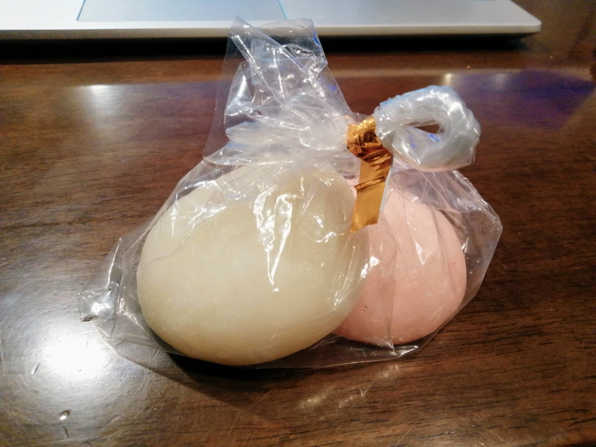 u0FB6pY1pVBNflG's tweet photo. 紅白餅をもらいました。お昼ごろから雲行きが悪くなり、雨に！一周5Kmはちょっときついですね！でも桜はだいぶ散っていましたがきれいでした。長柄町 #長柄ダム #さくらマルシェ https://t.co/BG165bFrYL