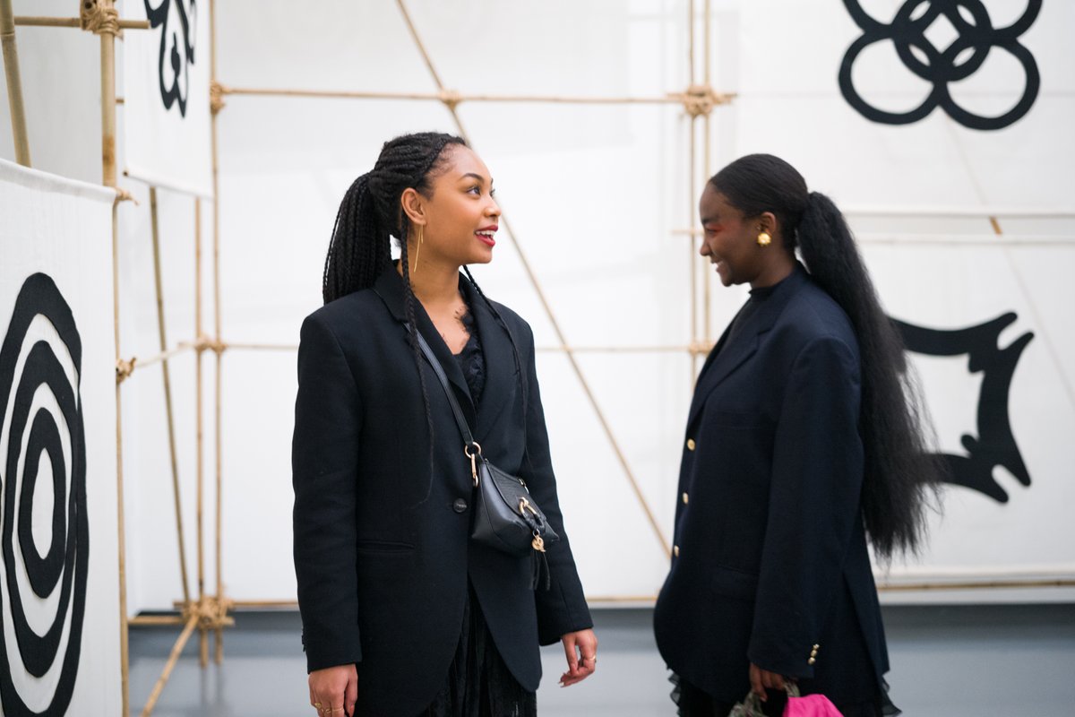 Vandaag is de tentoonstelling 'Dwarsverbinding: patricia kaersenhout' voor het laatst te zien. In de installatie geeft patricia kaersenhout 15 vrouwen van kleur symbolisch een plek aan een grote driehoekige tafel ☞ bit.ly/42Y6WSY

📸 Boudewijn Bollmann