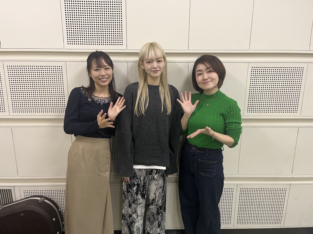 31_m_m's tweet photo. この後20時から
OKAYAMA SOUND MAGAZINEでの
マンスリー企画 "mihoro*の業務連絡"
最終回です とっても寂しい
高校生の時から、蕎麦食べたり習字したり歌ったり…1番思い出のあるラジオです
番組の最終回は9日､ラスト2回噛み締めて聴きます😭😭
#サウンドrsk https://t.co/qsreY5OitV