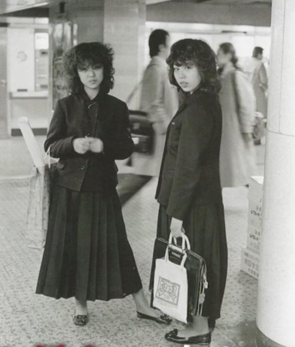 昭和50年代前半から昭和59年あたりまで、制服は長いスカート丈が流行