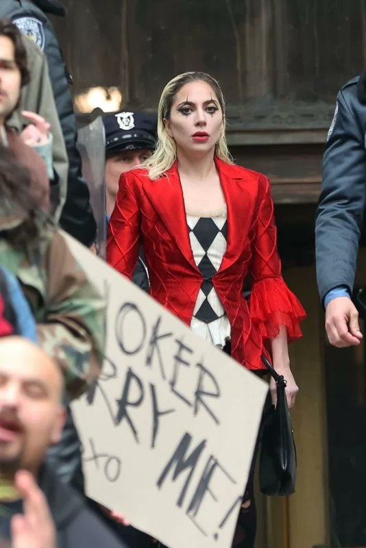 pcaiana's tweet photo. Essa semana foi publicada mais uma foto do set de The Jocker.. temos @ladygaga pela primeira vez com o visual da Arlequina..
#thejocker #coringa #dcstudios #dccomics https://t.co/VG7rmF4SW5
