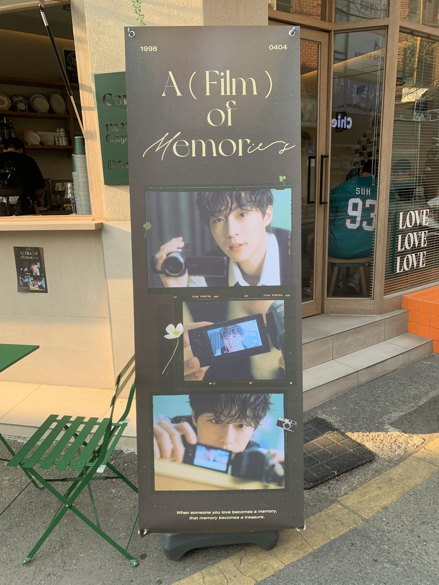 baedeoky's tweet photo. 오늘 마지막으로 들린 생일카페 🥺🥺
배너랑 컵홀더 받은 특전도 너무너무 예뻐서 진짜 행복해요…  내부도 사진으로 예쁘게 꾸며 주셔서 더 좋았어요 👍👍👍 4일 전까지 꼭 방문하세요!!!!

#나_오늘_생일인데_우땨 
#My_Youth_is_Inhyuk https://t.co/j5z4pJXO5w