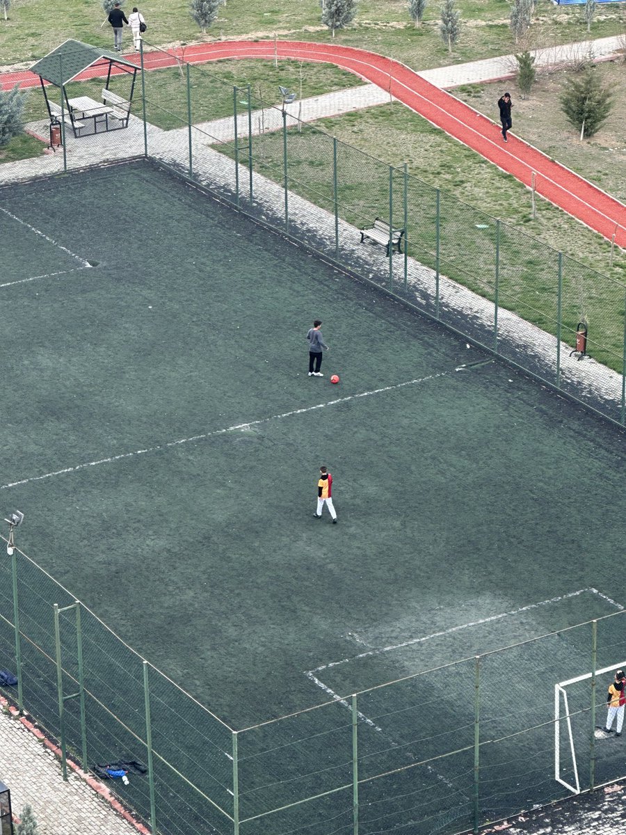 Sayın yetkililer marifet parkı yapmakta değil bakmakta sözde adı halı saha çok yazık <a href="/mansuryavas06/">Mansur Yavaş</a> <a href="/ankarabbld/">Ankara Büyükşehir</a>  <a href="/fethiyasar/">Fethi Yaşar</a> <a href="/mavimasa/">Başkent153</a> Turgut özal mahallesi