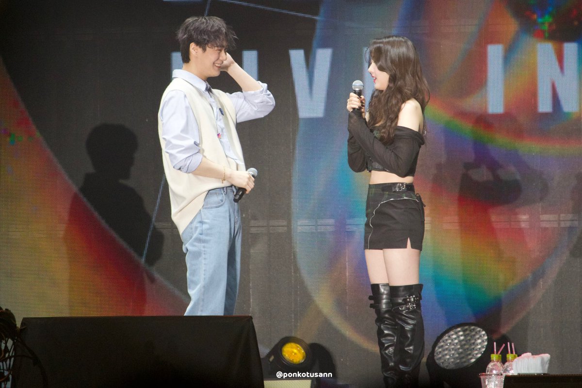 เขินมุนบินชินบีภาพนี้มาก ฟีลแบบ ฟีลซีรี่เกาหลีวัยรุ่น ฮืออออออ คู่เฟรนโซนนี่มันอร่อยจิงว้อย