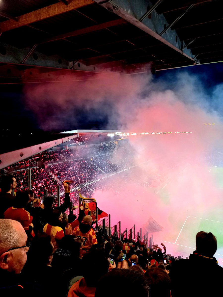 quirkyslytherin's tweet photo. Super déplacement à Rennes, depuis le temps qu'on l'attendait 😍Et on rentre avec les 3 points, que demander de plus ? Cette équipe nous fait rêver ❤️💛 #RCLens #SRFCRCL #Europeiscoming 🇪🇺 https://t.co/FjRzZvQlA5