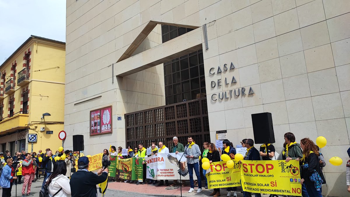 ubiracional's tweet photo. Ahir, a Villena, les Comarques alacantines ho van tornar a fer. Ho hem tornat a fer. Més de 1200 personas van omplir els carrers del poble per a exigir l’eliminació del gran nombre de macroprojectes que inunden els termes de Villena i la veïna Salinas. #AixíNO #SalvemosVillena https://t.co/YTT3D2W467