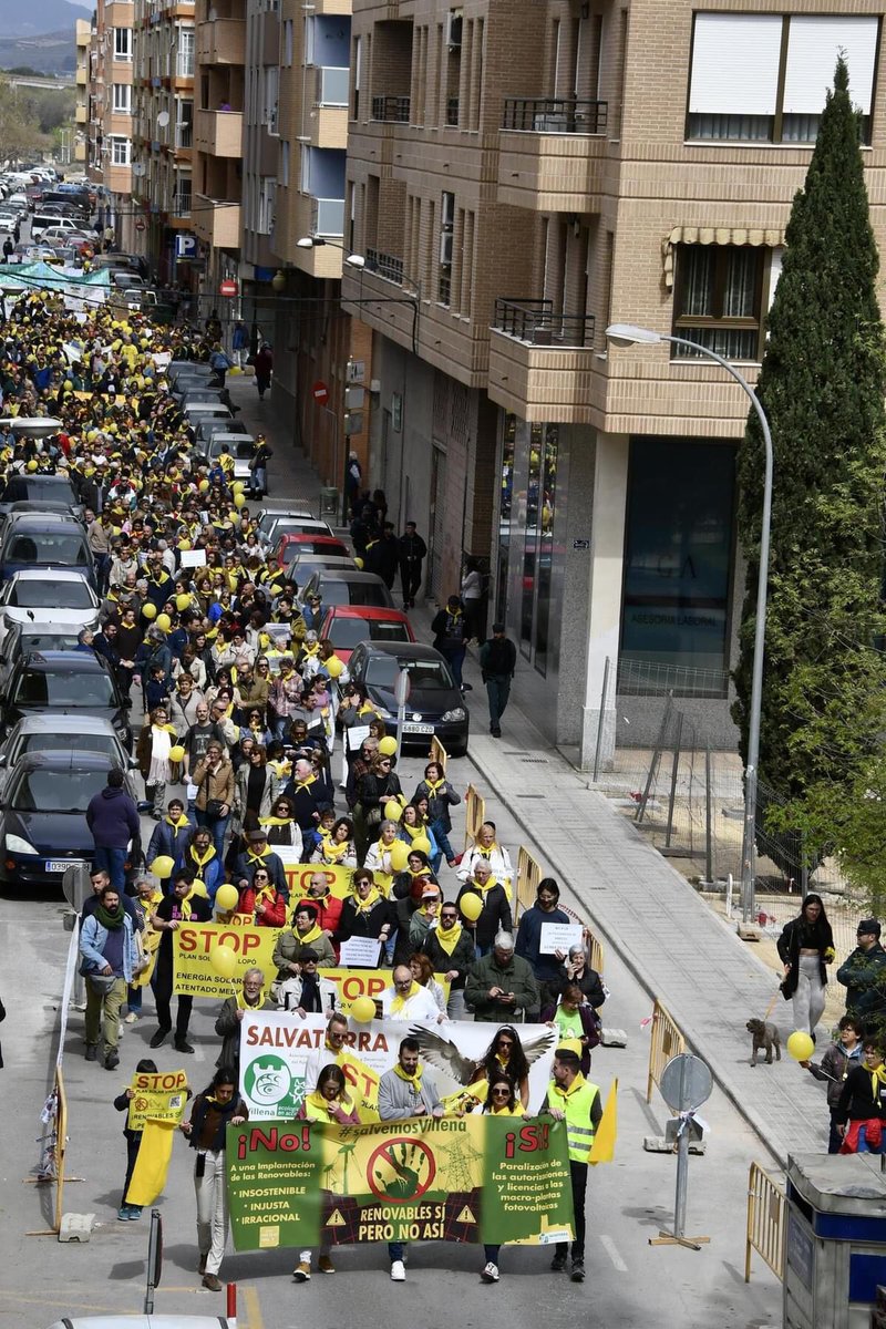 ubiracional's tweet photo. Ahir, a Villena, les Comarques alacantines ho van tornar a fer. Ho hem tornat a fer. Més de 1200 personas van omplir els carrers del poble per a exigir l’eliminació del gran nombre de macroprojectes que inunden els termes de Villena i la veïna Salinas. #AixíNO #SalvemosVillena https://t.co/YTT3D2W467