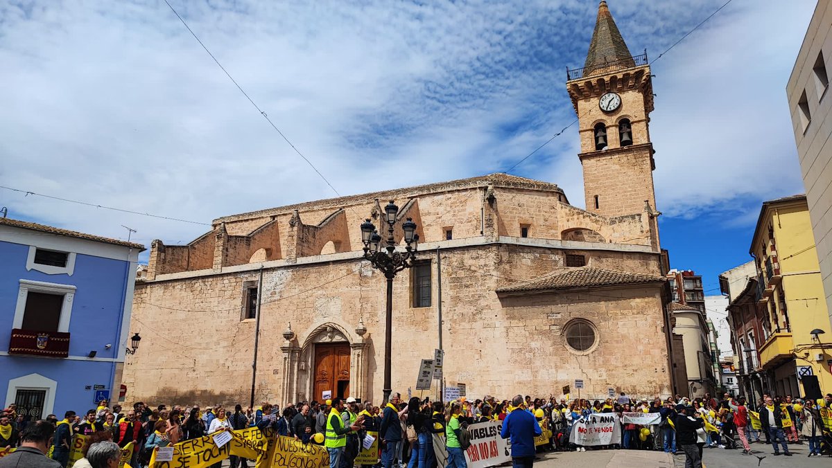 ubiracional's tweet photo. Ahir, a Villena, les Comarques alacantines ho van tornar a fer. Ho hem tornat a fer. Més de 1200 personas van omplir els carrers del poble per a exigir l’eliminació del gran nombre de macroprojectes que inunden els termes de Villena i la veïna Salinas. #AixíNO #SalvemosVillena https://t.co/YTT3D2W467