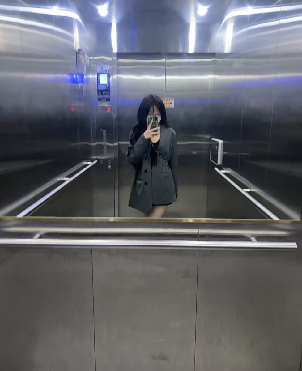leMr896's tweet photo. 感觉好像没穿裤子一样，光溜溜的😅

#电梯 #自拍 #玉足 #美女 #杭州 #嘉兴 #湖州 #浙江交友 https://t.co/4Q9uTnn9CD