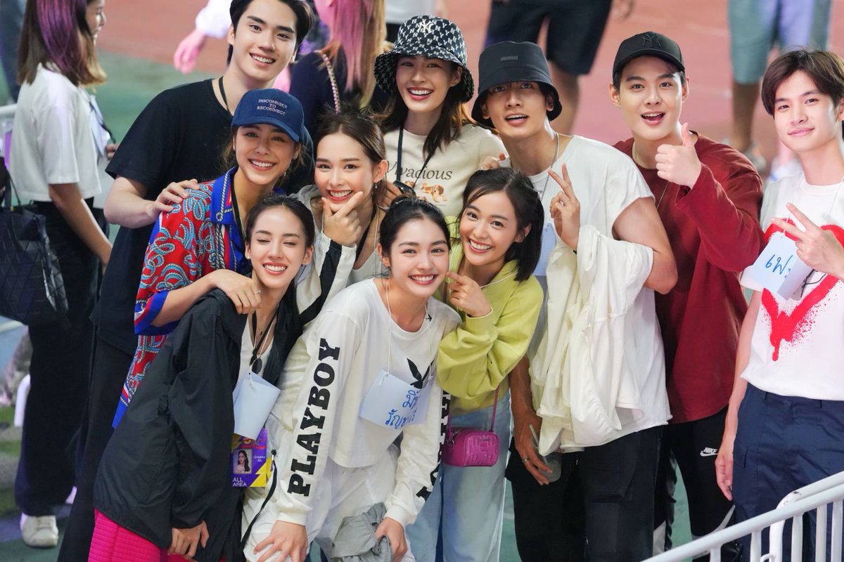 ภาพความน่ารักกับเดอะแกงค์​  😘❤️

#BelovedFestival53ปีดีต่อใจ 
#งานบอล53ปีช่อง3
#53ปีช่อง3ดีต่อใจ
#kongthappeak​ #กองทัพพีค
#kongthappeakstation 
#โอเชี่ยนของพีค