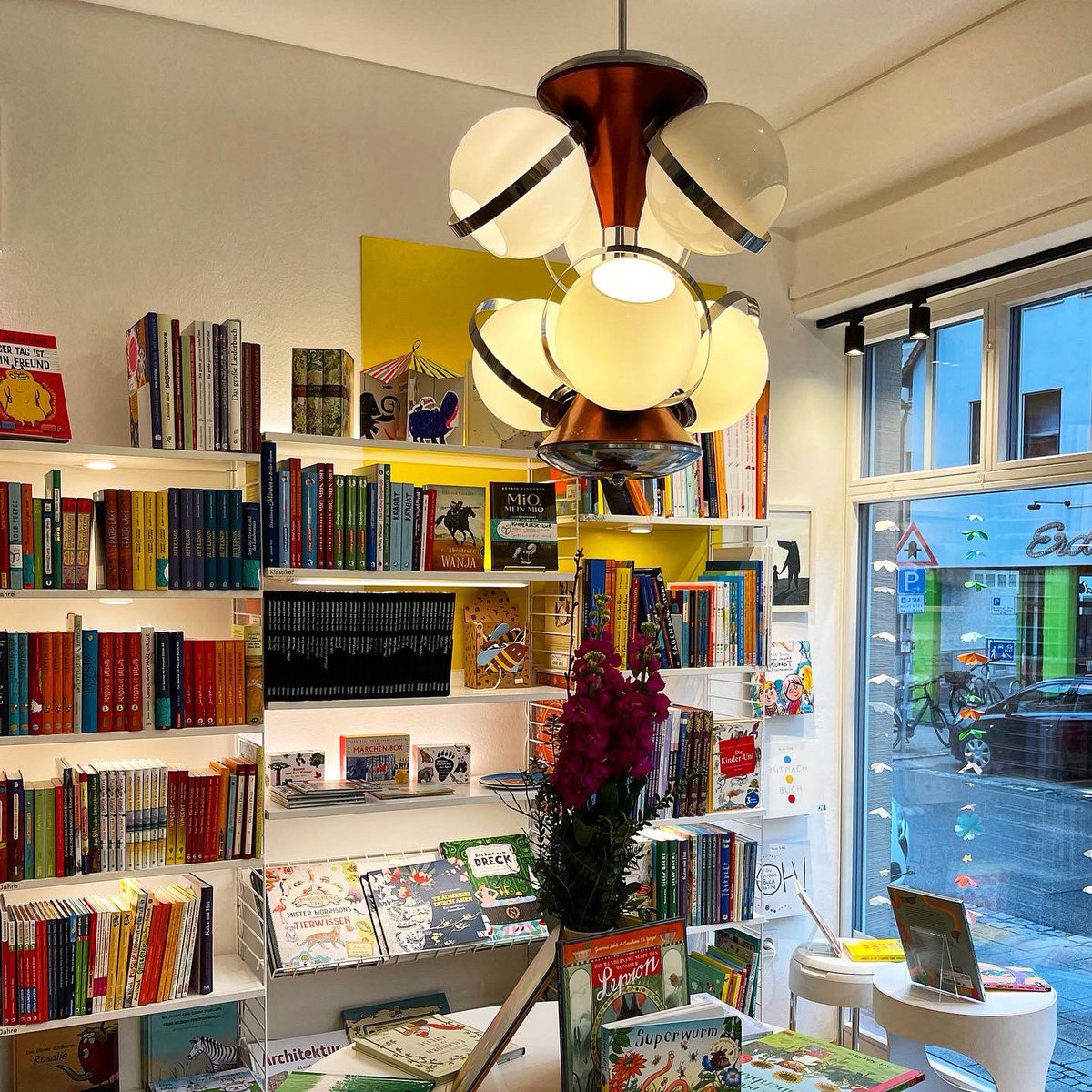 Heute ist #InternationalChildrensBookDay, und da ich einen nicht unerheblichen Teil meines Arbeitslebens mit dem Verkaufen von Kinderbüchern verbringe, hier meine Workplace View bei <a href="/ABuchhandlung/">Aegis Buchhandlung</a> #Ulm Söflingen. 💚📚