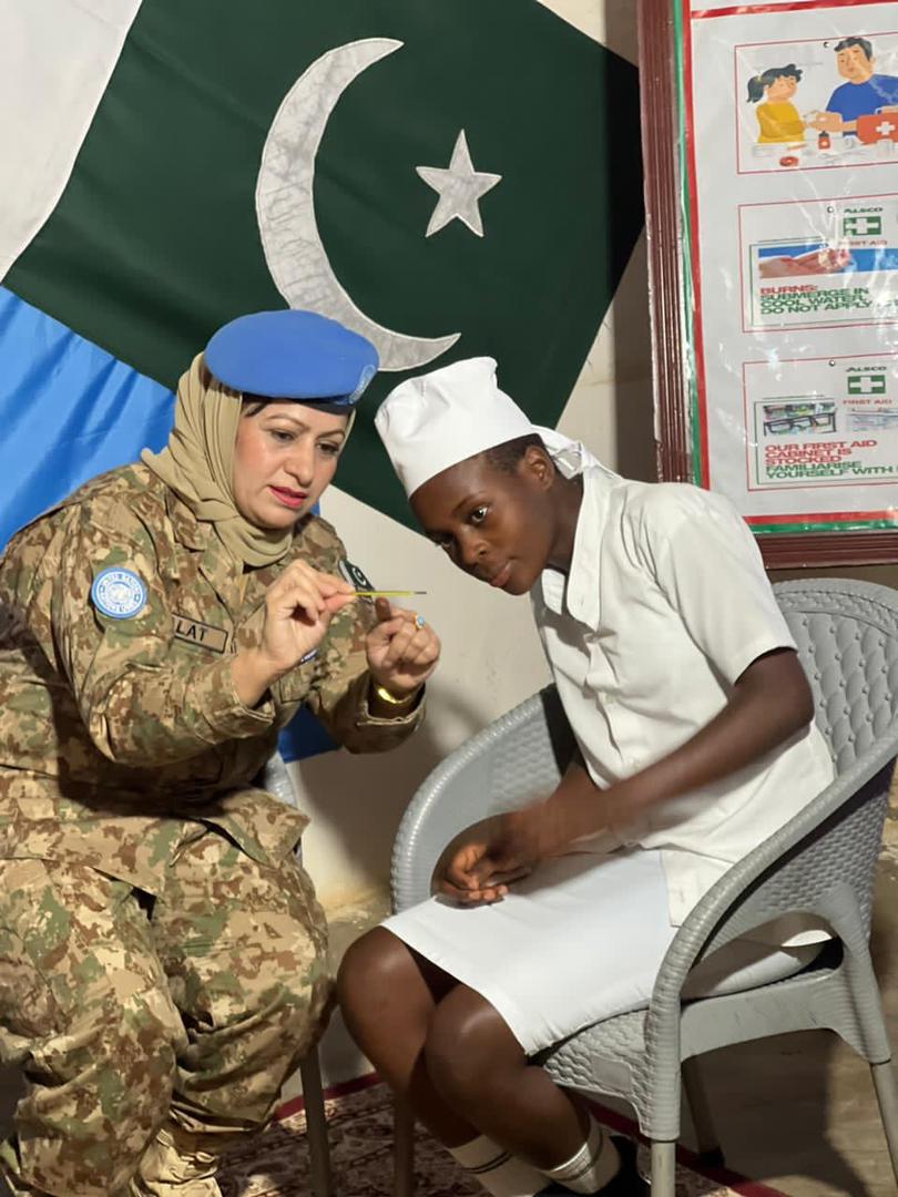 UN Peacekeepers from the Female Engagement Team of #MONUSCO Pakistan Contingent taught vital life saving skills to 50 girls from a nursing school in Uvira, giving them the ability to administer first aid during an emergency situation.

#UNpeaceKeepers #Pakistan #PakistanArmy