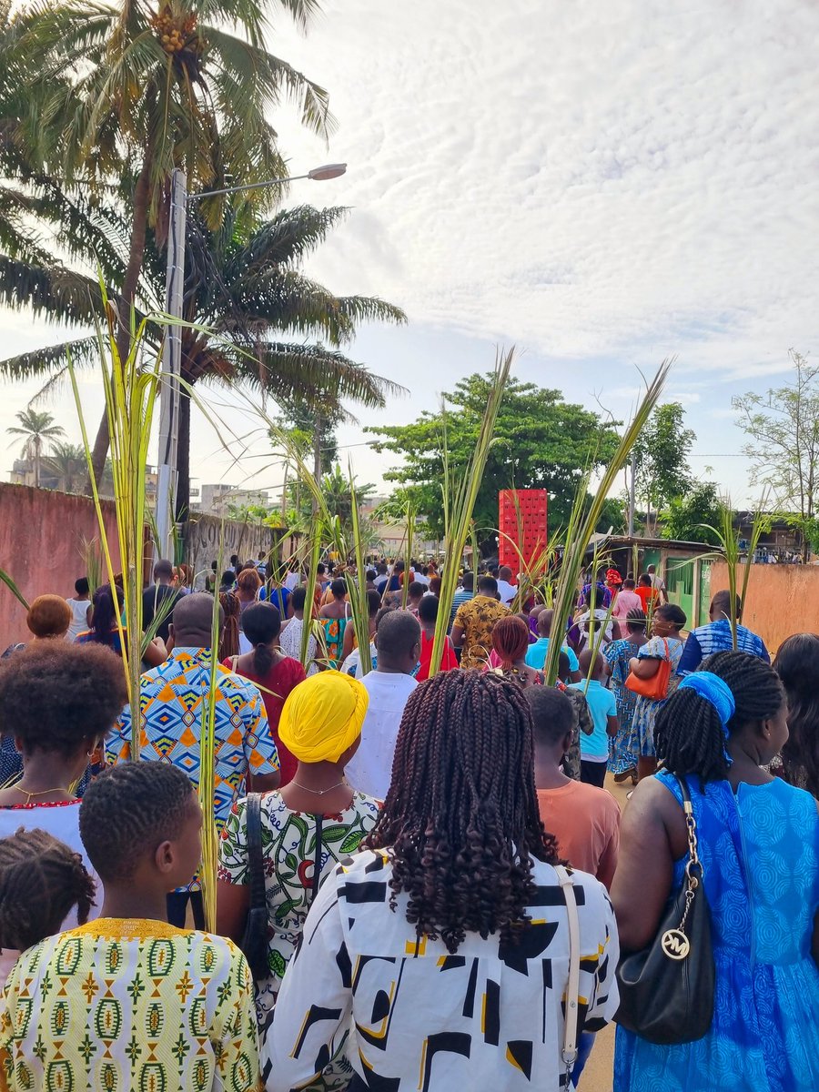 RafaSorianoO's tweet photo. Procession du Dimanche des Rameaux. Paroisse de Saint Pierre #Blockhauss #Abidjan Bonne Semaine Sainte à la communauté chrétienne🇨🇮! https://t.co/YnMhnIS5H8
