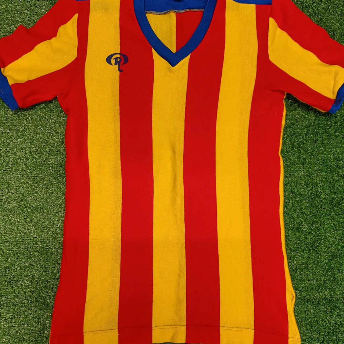 L_O_O_S's tweet photo. Unexpected busy night tonight so I'm starting this one early!

Win one of these stunning Valencia 1978/1979 Senyera shirts for free!

All you have to do is Follow, like and retweet and you will be entered to win a super rare shirt! https://t.co/xIunE7o3tp