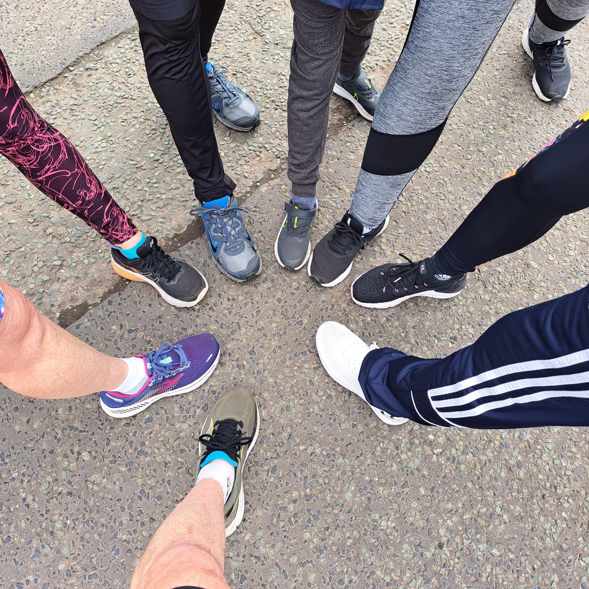 isright's tweet photo. #SundayRecoveryRun: fabulous sunny morning for a run. 2 gps out on different routes. Hilary, Laura & Roy did the longer route. Kirsty, Oliver, Suzanne & Colin did the 3km route. (Colin look at the splits - #Sub8mins ). Jai & Anne also got out to do their walk too. #VirtualCoach https://t.co/prDl7e9EUp