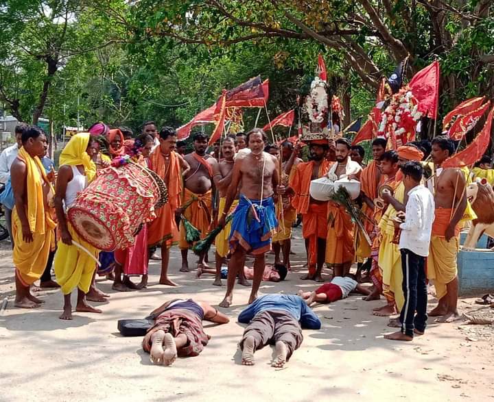 ManojMahakud3's tweet photo. #Jai Maa Kali
#Danda nacha party started for 13 days
#BaliMela
#ମୋର ପିଲା ଦିନ କଟିଛି ବାଲିମେଳା ପ୍ରୋଜେକ୍ଟ ରେ କିଛି ଦିନ କଲେଜରେ ବି ପଢ଼ିଛି ପାରଳାଖେମୁଣ୍ଡି ରେ ସିଟ୍ ମିଳି ନ ଥିଲା ଯଦିଓ ମୋ ଠାରୁ କମ ମାର୍କ, ଡିଭିଜନ ଥାଇ ବି ସିଟ୍ ପାଇନଥିଲି କିଛି ଚିହ୍ନା ଲୋକଙ୍କ ଦ୍ୱାରା ଯେଉଁମାନେ ଆମ ପରିବାରକୁ ଜାଣନ୍ତି.. https://t.co/ttOVzZ1QrG