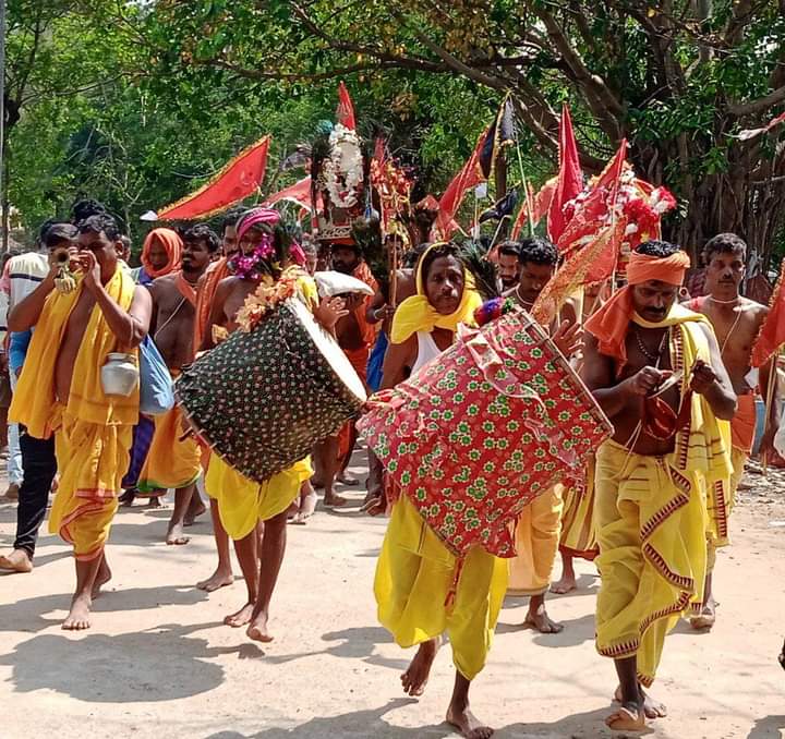 ManojMahakud3's tweet photo. #Jai Maa Kali
#Danda nacha party started for 13 days
#BaliMela
#ମୋର ପିଲା ଦିନ କଟିଛି ବାଲିମେଳା ପ୍ରୋଜେକ୍ଟ ରେ କିଛି ଦିନ କଲେଜରେ ବି ପଢ଼ିଛି ପାରଳାଖେମୁଣ୍ଡି ରେ ସିଟ୍ ମିଳି ନ ଥିଲା ଯଦିଓ ମୋ ଠାରୁ କମ ମାର୍କ, ଡିଭିଜନ ଥାଇ ବି ସିଟ୍ ପାଇନଥିଲି କିଛି ଚିହ୍ନା ଲୋକଙ୍କ ଦ୍ୱାରା ଯେଉଁମାନେ ଆମ ପରିବାରକୁ ଜାଣନ୍ତି.. https://t.co/ttOVzZ1QrG