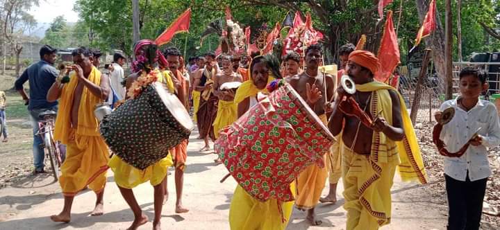 ManojMahakud3's tweet photo. #Jai Maa Kali
#Danda nacha party started for 13 days
#BaliMela
#ମୋର ପିଲା ଦିନ କଟିଛି ବାଲିମେଳା ପ୍ରୋଜେକ୍ଟ ରେ କିଛି ଦିନ କଲେଜରେ ବି ପଢ଼ିଛି ପାରଳାଖେମୁଣ୍ଡି ରେ ସିଟ୍ ମିଳି ନ ଥିଲା ଯଦିଓ ମୋ ଠାରୁ କମ ମାର୍କ, ଡିଭିଜନ ଥାଇ ବି ସିଟ୍ ପାଇନଥିଲି କିଛି ଚିହ୍ନା ଲୋକଙ୍କ ଦ୍ୱାରା ଯେଉଁମାନେ ଆମ ପରିବାରକୁ ଜାଣନ୍ତି.. https://t.co/ttOVzZ1QrG