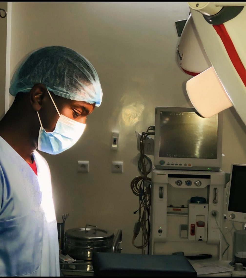 SeydiSy9's tweet image. Admis dans l’intimité des personnes, je tairai les secrets qui me seront confiés. Reçu à l’intérieur des maisons,
 je respecterai les secrets des foyers et ma conduite ne servira pas à corrompre les moeurs. Je ne provoquerai jamais la mort délibérément. #serment