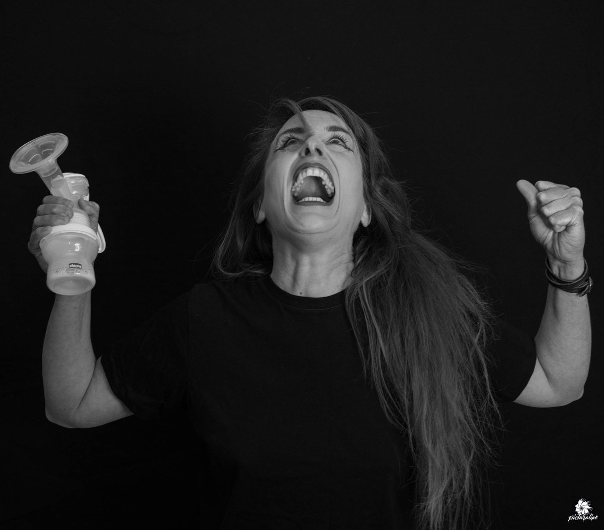 Laissant dehors sa petite fille de 2 ans qu’elle allaite encore, la justice lui refuse même un tire-lait et piétine son droit fondamental de mère ! 

#JauraisFaitCommeElle #JusticePourSophieEtSes4Enfants ⤵️