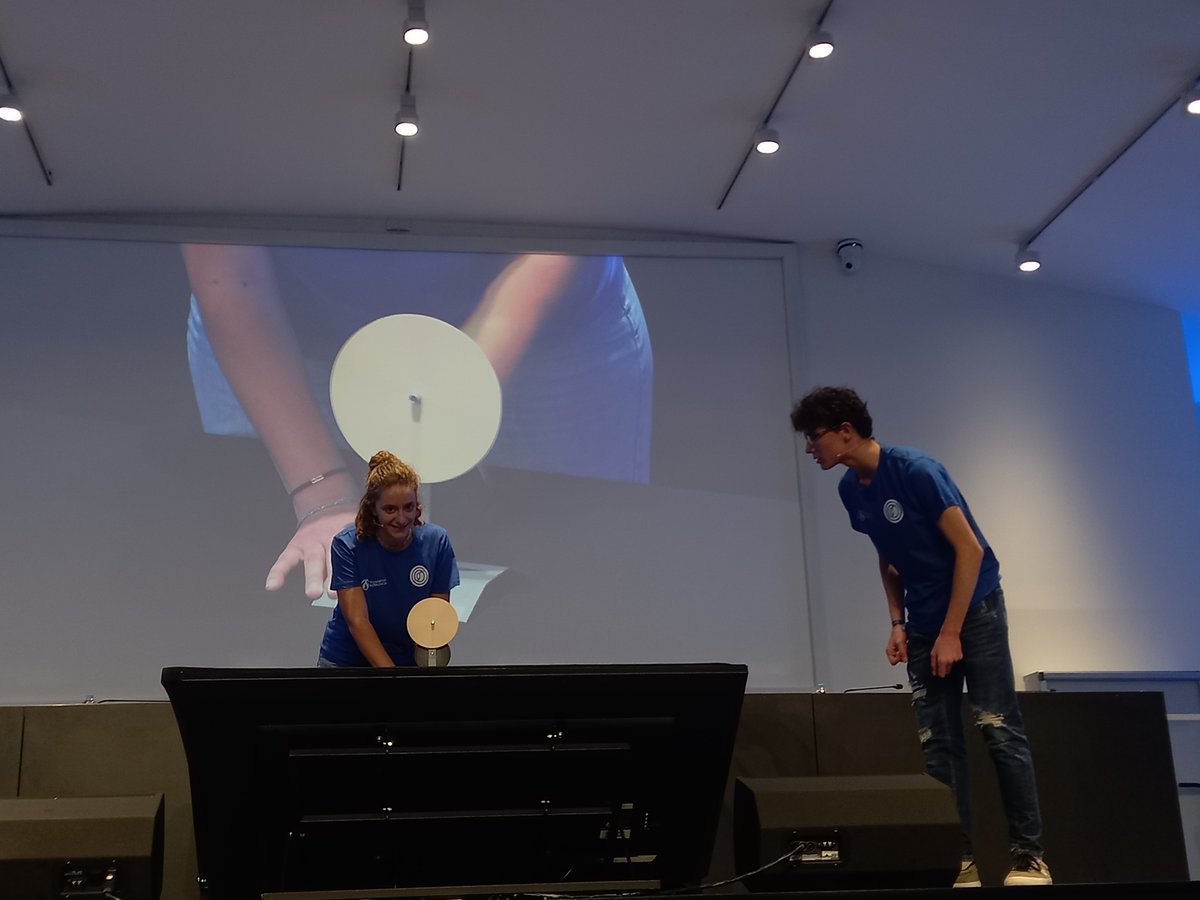 FiraExperimenta's tweet photo. L'acte de lliurament de premis comença amb l'espectacle "Entre luces y campos", d'alumnat de @FacFisicaUV @photonets_uv #Experimenta23 🚀 https://t.co/TP7SxzBTdW