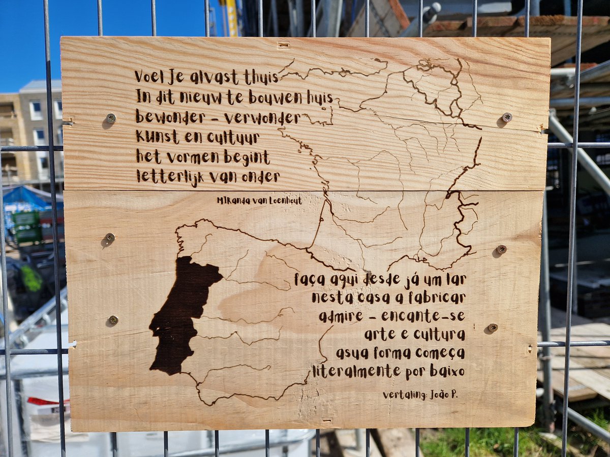 Gedichtje van Miranda van Loenhout (met Portugese vertaling) opgehangen aan het bouwhek bij Casa Cadanza.

Miranda bedacht (deels) de naam Casa Cadanza toen ze in Porto was vandaar!

#poëzie #hekkendicht #berkelenrodenrijs
