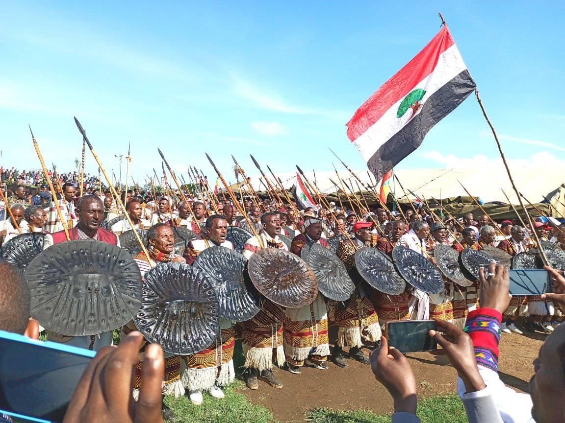 ShimelisAbdisa's tweet photo. Galatoomaa!
Oromiyaa: baatanii deeggarsa sirna keessaniif qabdan ibsachuudhaan ergaa dabarfattanif galataa fi kabaja guddaa isiniif qabna. Badhaadhina Hundagaleessa ni Mirkaneessina!
Bilisummaa, wal-qixxummaa fi Obbolummaan Sabdaneessummaa Wabii Tokkummaa Itiyoophiyaati! https://t.co/YLqbWgohAx