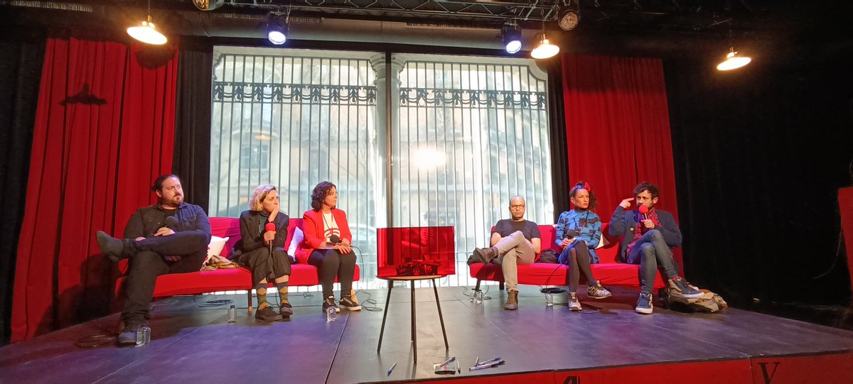 El viernes, los de <a href="/EsPodtalks/">Podtalks_es</a> organizaron una charla muy chula en <a href="/CasaTerrat/">Casa Terrat</a>. <a href="/IonaiRZ/">Ionai Ramirez</a>, <a href="/JuditMartinD/">JUDIT MARTIN</a>, <a href="/MiguelNoguera/">Miguel Noguera</a>, <a href="/RavalRocio/">Rocio Raval</a> y <a href="/kikegdelariva/">Kike</a> hablando de impro y podcast. 🎙️📻🎧