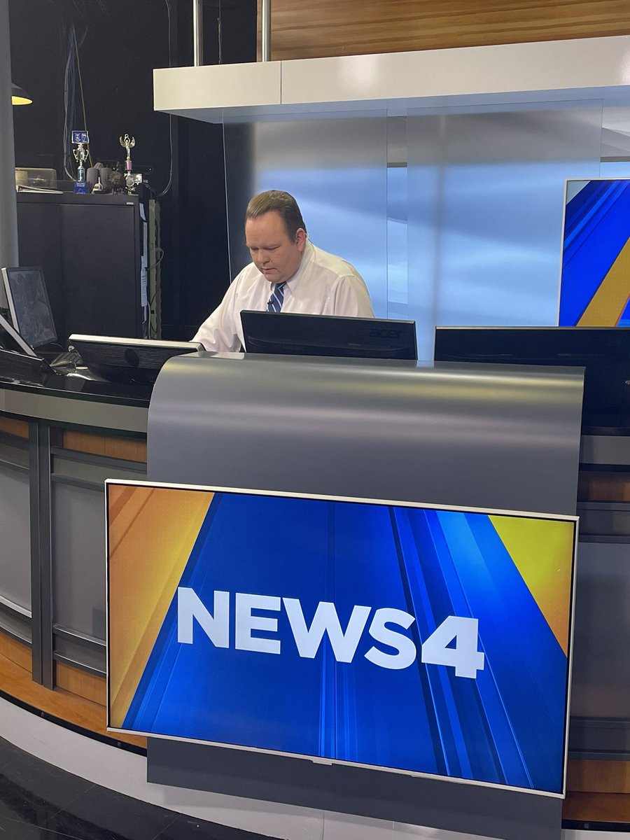 Claire_Kellett's tweet photo. Working with the birthday boy this morning! Send Matt Chambers some love! @WeatherChambers #birthdayboy #heisthebest https://t.co/ceUNCSNMTQ