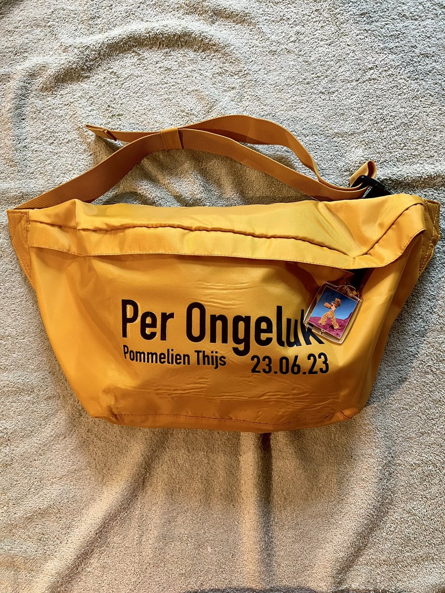 AlaertsShani's tweet image. I gave my ‘Pom - Per Ongeluk’ heupzakkie a upgrade with this ‘Pom - Per Ongeluk’ photo keychain 🥰😍🤩🍀💛💔❤️‍🩹❤️‍🔥🫶🏻💛 

The next and last upgrade: Pom’s signature 

#Pommelien #PommelienThijs #PhotoKeychain #DIY