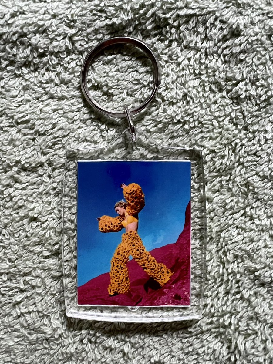 AlaertsShani's tweet image. I gave my ‘Pom - Per Ongeluk’ heupzakkie a upgrade with this ‘Pom - Per Ongeluk’ photo keychain 🥰😍🤩🍀💛💔❤️‍🩹❤️‍🔥🫶🏻💛 

The next and last upgrade: Pom’s signature 

#Pommelien #PommelienThijs #PhotoKeychain #DIY