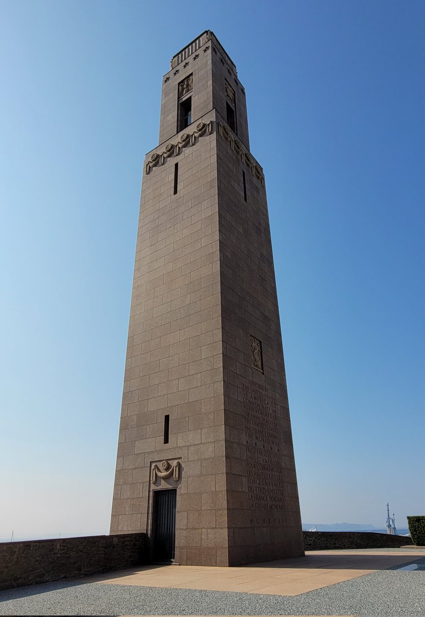 Zelfs een winterkind zoals ik gaat op een bepaald moment de zon missen. Ik verlang terug naar mijn #Bretagne, waar monumenten ter herdenking aan wreedheid en oorlog geneutraliseerd worden door glorieuze blauwe hemels.