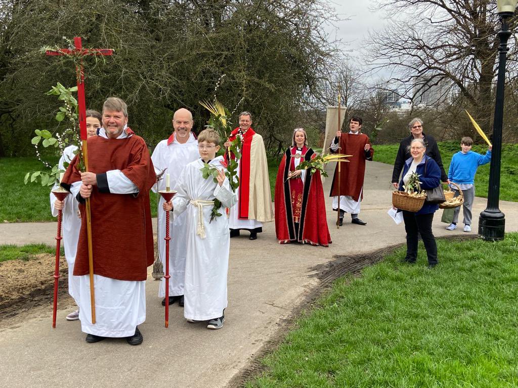 Our traditional meeting with neighbouring parishes on the top of Primmrose Hill was pure delight today! #PalmSunday2023
