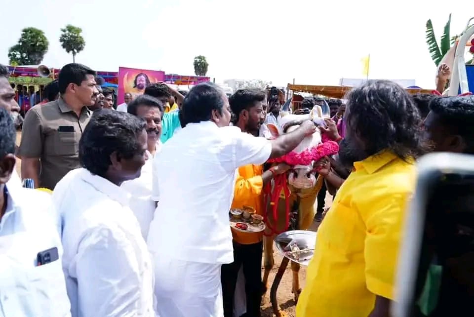 srirankam's tweet photo. வீரமுத்தரையர் முன்னேற்ற சங்கத்தின் 13 ம் ஆண்டு தொடக்க விழாவை முன்னிட்டு..

#புதுக்கோட்டை மாவட்டம்  மேலக்கொல்லை கிராமத்தில் நடைபெற்ற #வடமாடு #மஞ்சுவிரட்டு நிகழ்ச்சியில் அண்ணன் @KKSelvakumaroff
அவர்கள் கலந்து கொண்டு சிறப்பித்தபோது...

@SMeyyanathan

#வீரமுத்தரையர்_முன்னேற்ற_சங்கம் https://t.co/zsPZZVb22P
