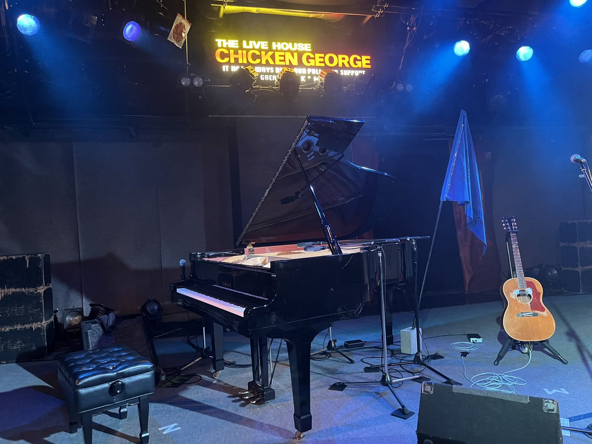 OD1212's tweet photo. 神戸チキンジョージ、行ってきました。圧巻の27曲。最後のサファイアさん召喚、久しぶりで楽しかった。そこからの愛おしい今日で、泣けてしまいました。変化の時ですが、すぐにまた歌が聴けると信じて、ついていきます！
#植田真梨恵  #西村広文
#LAZWARD10th青い旗 https://t.co/cahwXnlymh