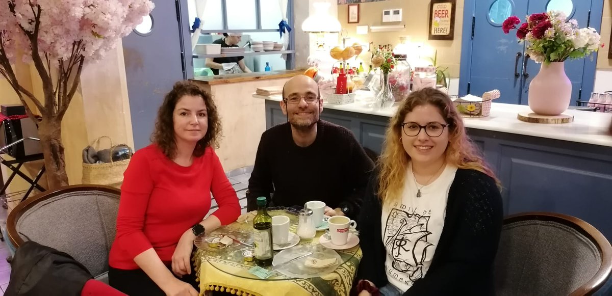 Smialcimaviento's tweet photo. Primera reunión entre nuestro smial y Carmen del @Tolkien_numenor!!! La primera de muchas!! https://t.co/d5wwiRlKvE