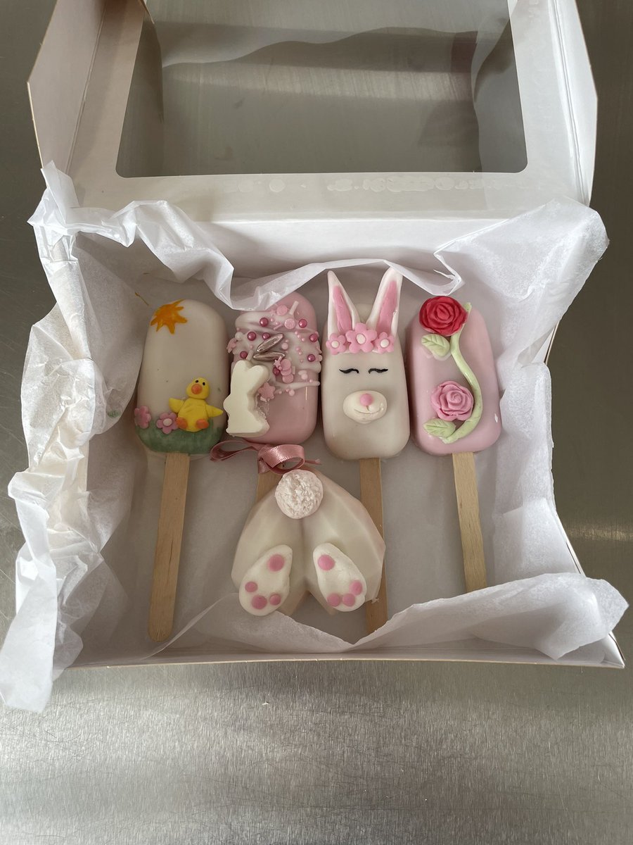 RollWithItCakes's tweet photo. Some of the cakesicles that were made in class. Love them 😍
#colourmill  #cakesicles #teachingnewskills https://t.co/C7JpYwKQhf