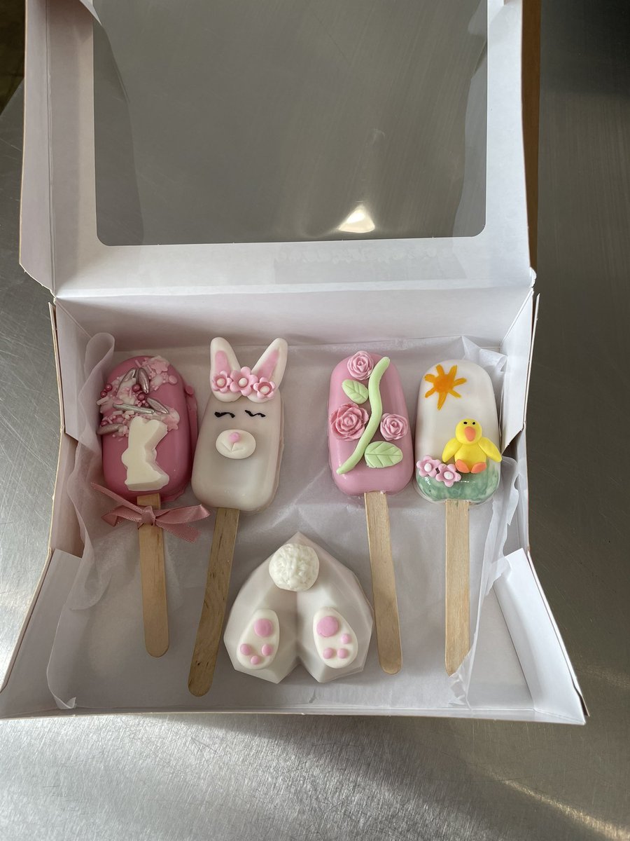 RollWithItCakes's tweet photo. Some of the cakesicles that were made in class. Love them 😍
#colourmill  #cakesicles #teachingnewskills https://t.co/C7JpYwKQhf