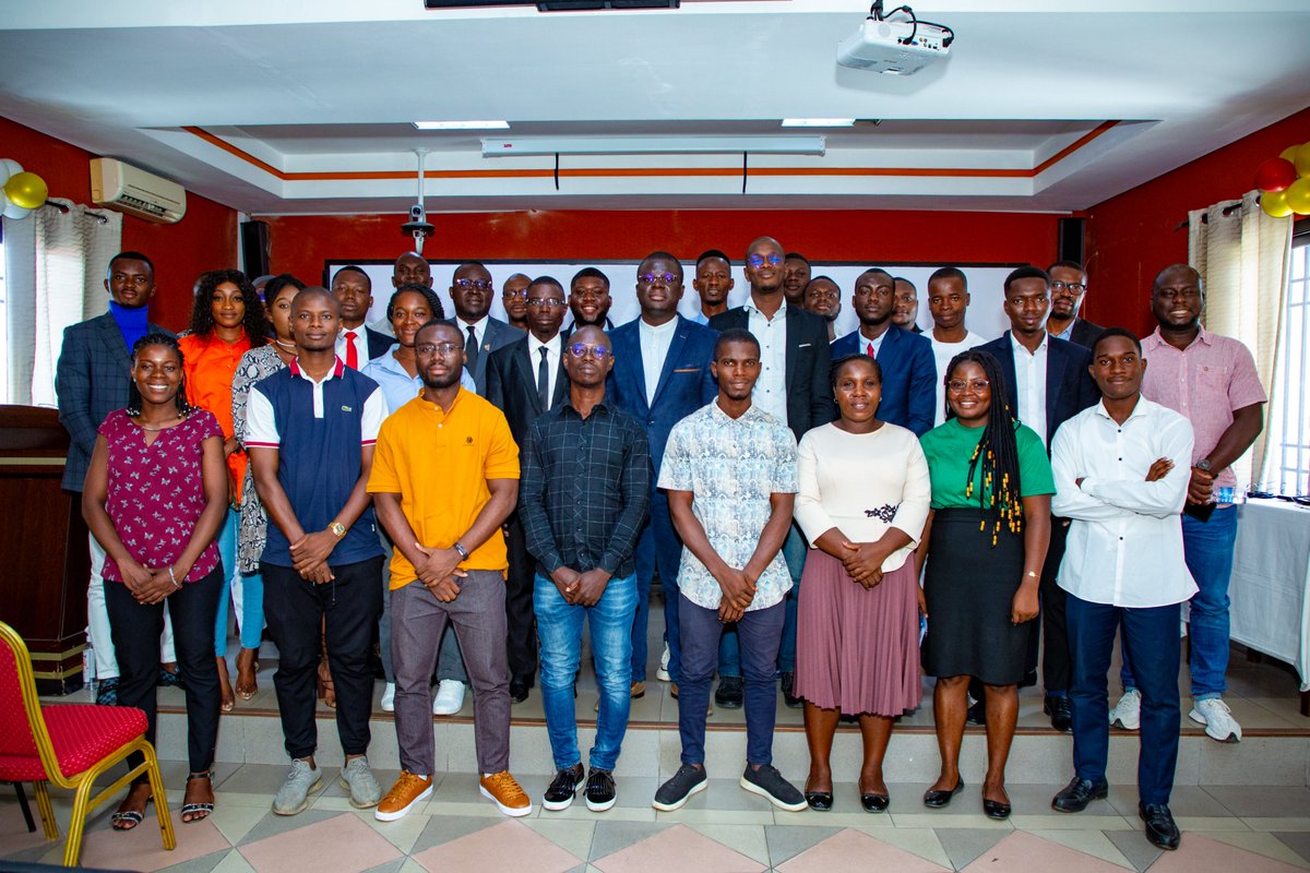 Discussion intéressante sur le thème : « Quel leadership des jeunes dans la participation à la prise de décision pour une côte d'ivoire meilleure ? ». 

Organisé à l’Université des lagunes par Vision Nouvelle Pour la #CôtedIvoire, le débat a été surtout axé sur l’état des lieux,