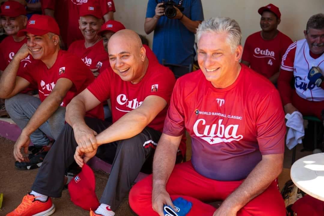 📷| En el terreno, sólo en el terreno de pelota, la <a href="/UJCdeCuba/">UJC de Cuba</a> contra el <a href="/PartidoPCC/">Partido Comunista de Cuba</a>. 

Una hermosa tarde entre veteranos y jóvenes.  Los veteranos siguen durísimos. 

💖 ¡Juntos por cada latido!💖👏

🇨🇺 #CubaPorLaVida  👏#CubaCoopera 👏 #UnaMejorJuventud

<a href="/cubacooperaven/">Brigada Médica Cubana en Venezuela</a>