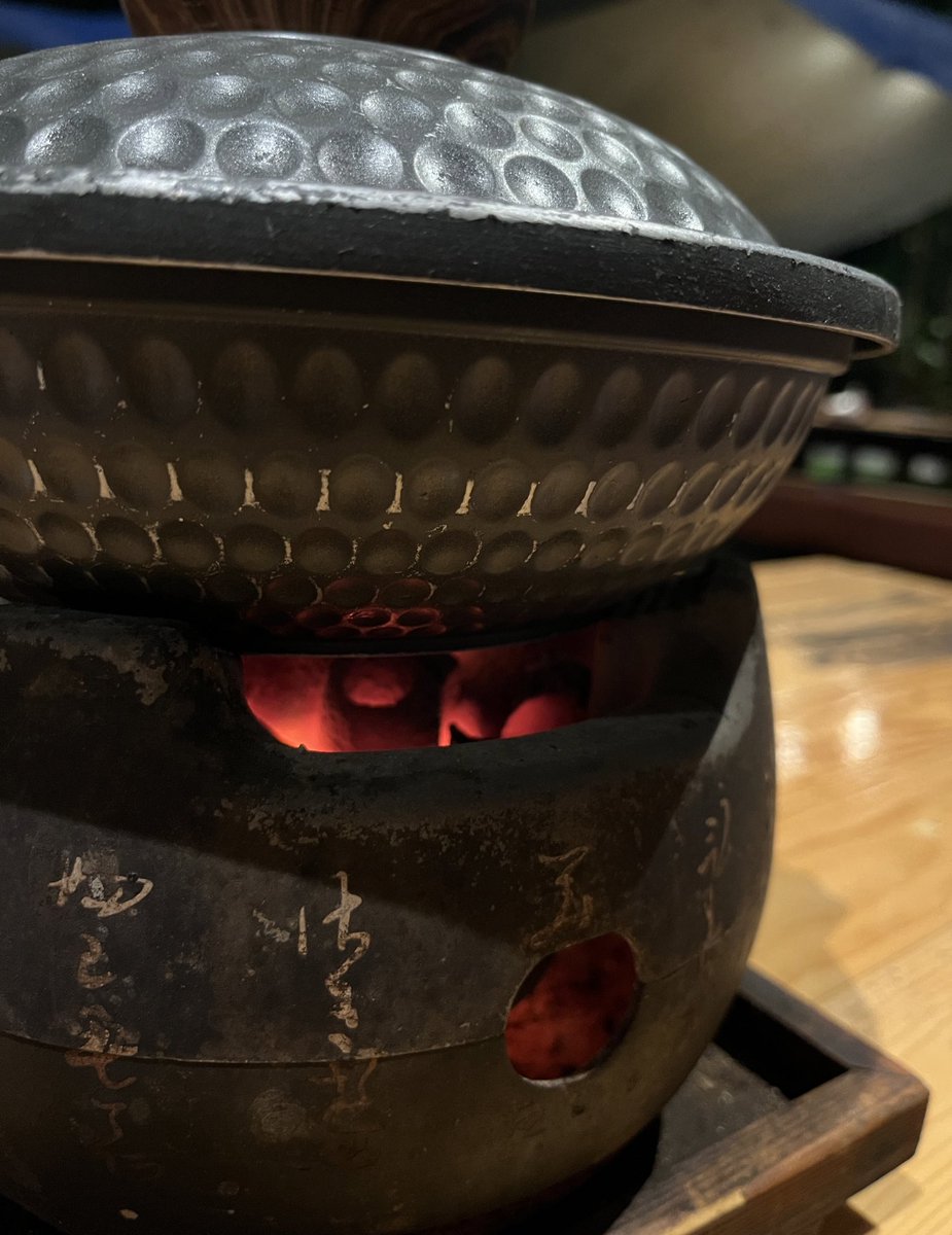 ขอบคุณทุกคนมากๆ เลยนะคะ ที่แวะมาวันนี้ ถ้ามีอะไรผิดพลาด ขออภัยด้วยนะคะ จริงๆ คือตื่นเต้นมาก เพราะเพิ่งเคยไปงานเซ็นครั้งแรก และเอซจะบอกว่ากล้องไหนถ่ายเอซไม่สวย แปลว่าเป็นกล้องปลอมค่ะ กล้องจริงต้องถ่ายรูปออกมาสวย ขอบคุณค่ะ (สาระสำคัญคือประโยคท้ายๆ) 
รูปไม่เกี่ยวกับงาน แค่แวะกินค่ะ