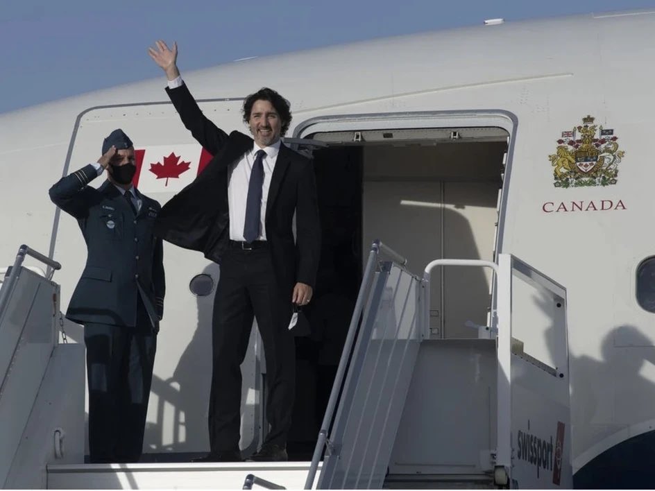 Have you ever seen who Trudeau’s waving at when he boards a plane ✈️? My bet is no one’s there and he’s just a big Poser