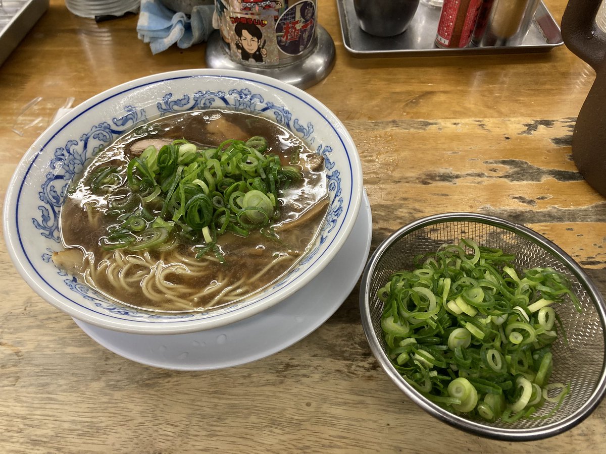 MOMO600s's tweet photo. 【ラーメンbot】
大豊ラーメン 木屋町店
ラーメン（800）ネギ（50）

歓楽街木屋町の路地にある夜から翌朝までのラーメン屋。素朴な中華そばは酒の締めに最適化されているかのように身体に染み込んでいく。 https://t.co/G1M4n7gv4L