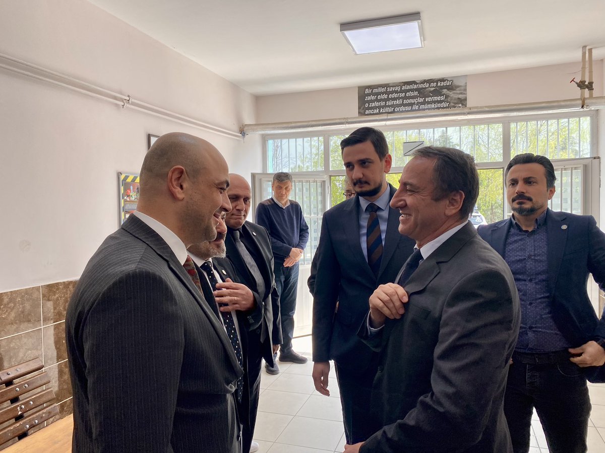 SKILICASLAN54's tweet photo. Bulgaristan’da gerçekleştirilen parlamento seçimleri için sandık başına giden hemşehrilerimizi ziyaret ettik. Balkan Göçmenleri Dernek Başkanı Sn. Erdinç Bilaloğlu’ndan seçimler hakkında bilgi aldık. Bulgaristan’da yaşayan Türk ve Müslümanları temsil eden Hak ve Özgürlük Hareketi’nin güçlü bir şekilde Bulgaristan Parlamentosu’nda yer bulmasını diliyoruz.