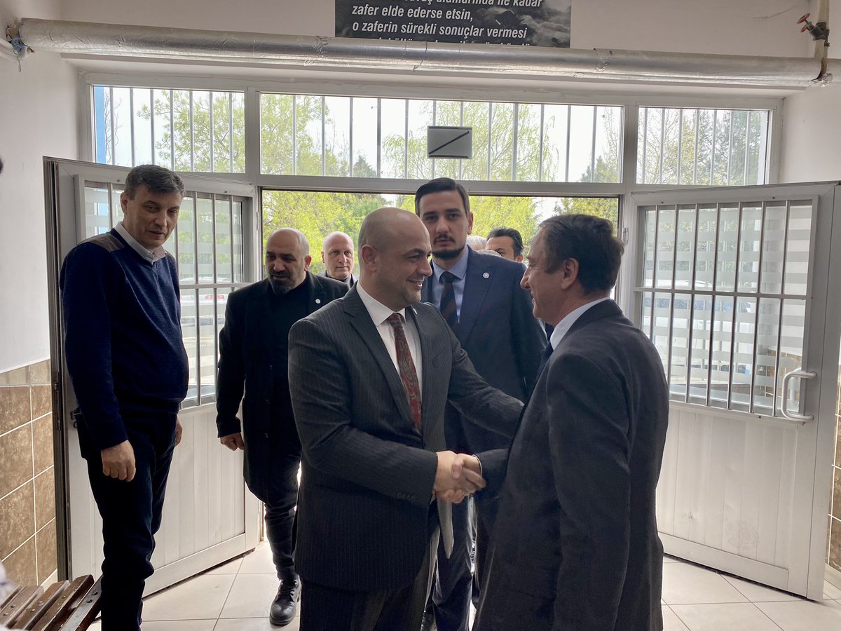 SKILICASLAN54's tweet photo. Bulgaristan’da gerçekleştirilen parlamento seçimleri için sandık başına giden hemşehrilerimizi ziyaret ettik. Balkan Göçmenleri Dernek Başkanı Sn. Erdinç Bilaloğlu’ndan seçimler hakkında bilgi aldık. Bulgaristan’da yaşayan Türk ve Müslümanları temsil eden Hak ve Özgürlük Hareketi’nin güçlü bir şekilde Bulgaristan Parlamentosu’nda yer bulmasını diliyoruz.