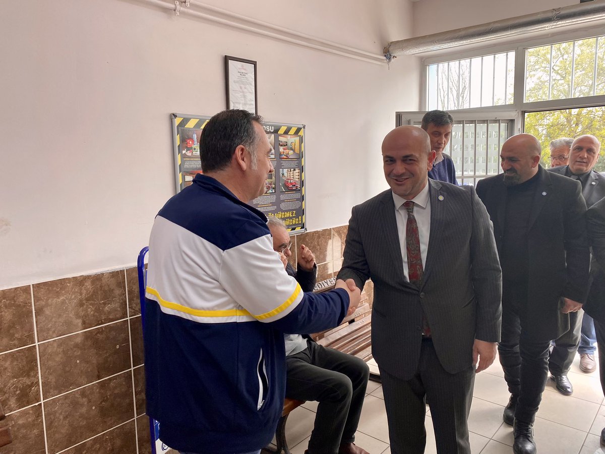SKILICASLAN54's tweet photo. Bulgaristan’da gerçekleştirilen parlamento seçimleri için sandık başına giden hemşehrilerimizi ziyaret ettik. Balkan Göçmenleri Dernek Başkanı Sn. Erdinç Bilaloğlu’ndan seçimler hakkında bilgi aldık. Bulgaristan’da yaşayan Türk ve Müslümanları temsil eden Hak ve Özgürlük Hareketi’nin güçlü bir şekilde Bulgaristan Parlamentosu’nda yer bulmasını diliyoruz.